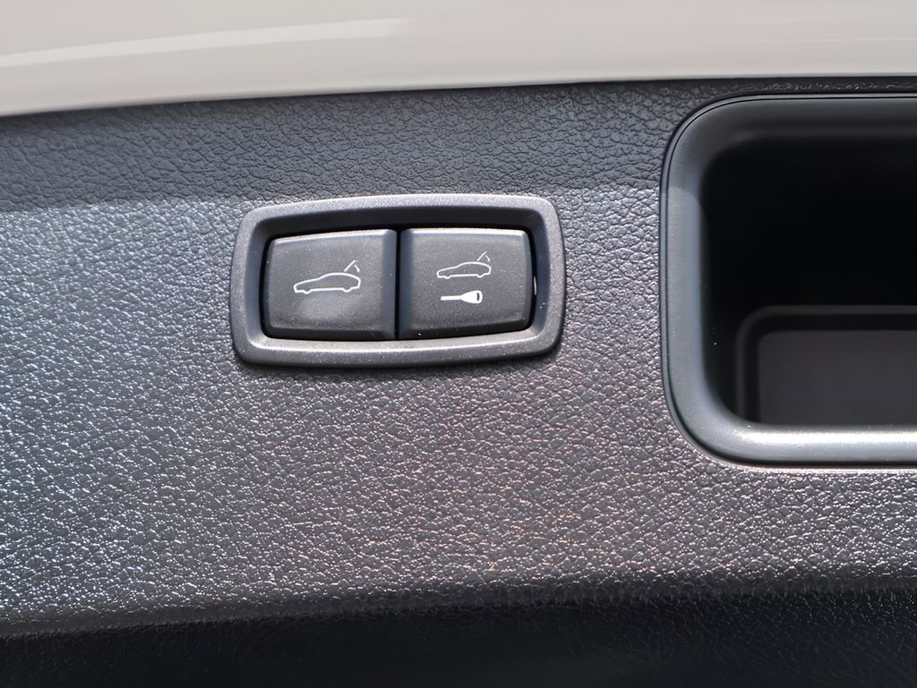 Used 2025 Porsche Macan image 18