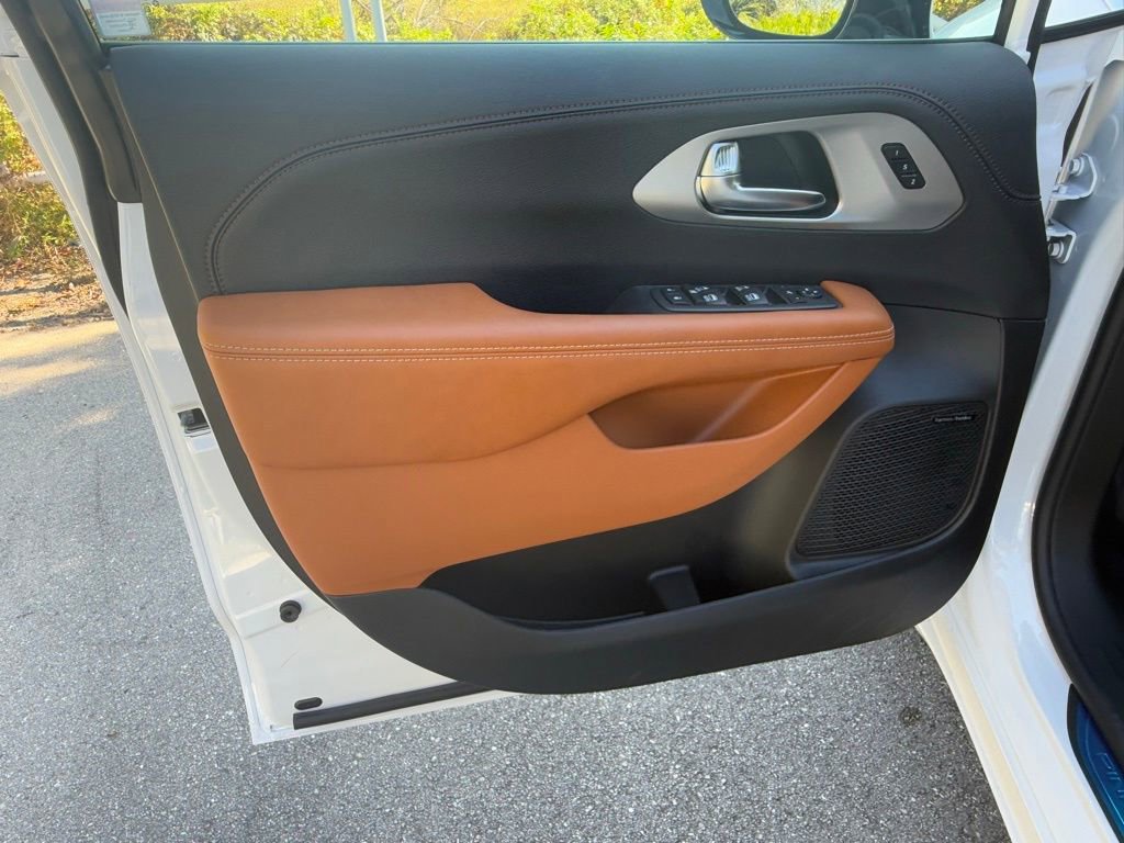 New 2026 Chrysler Pacifica Pinnacle image 31