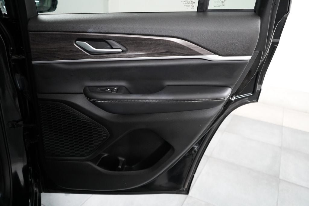 Used 2023 Jeep Grand Cherokee Limited AWD/4WD image 30