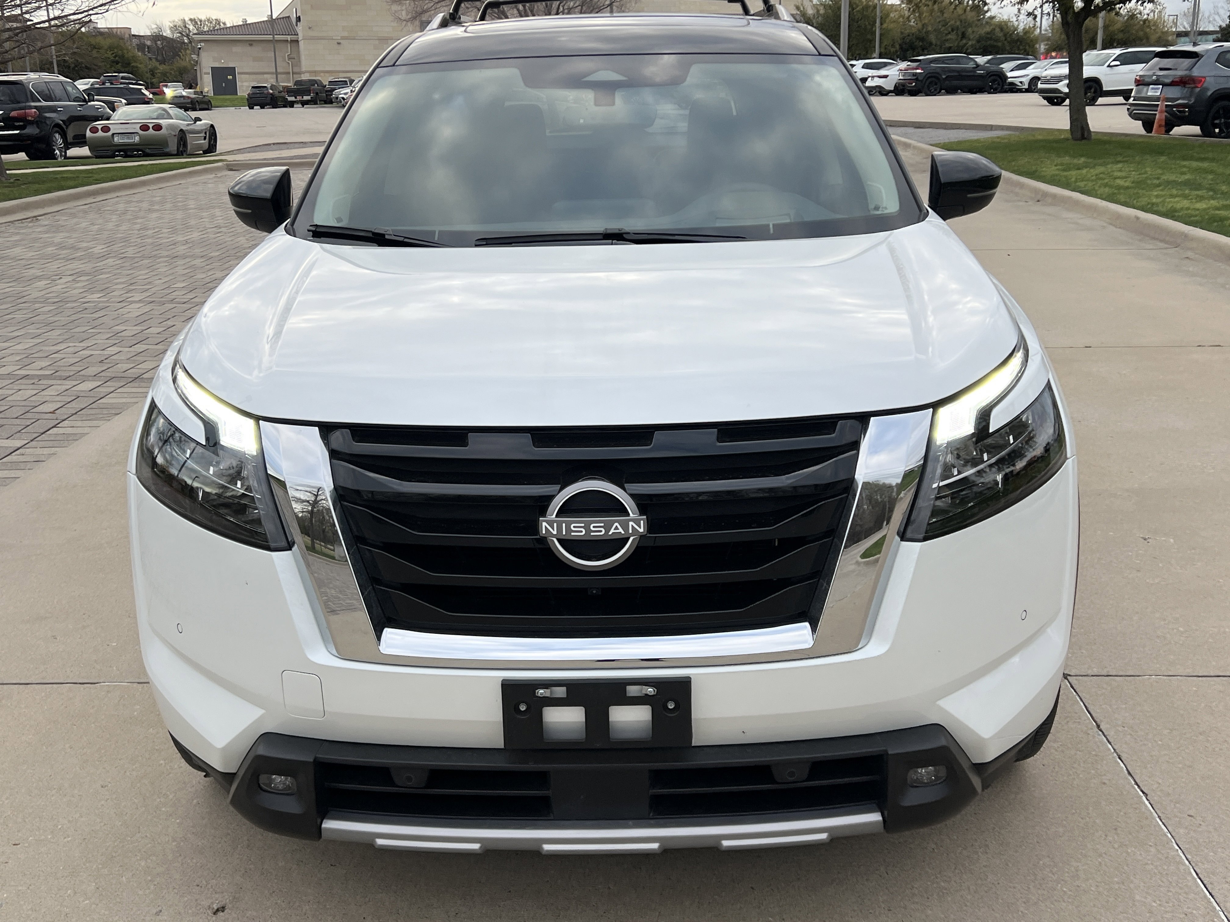 Used 2025 Nissan Pathfinder Platinum image 3