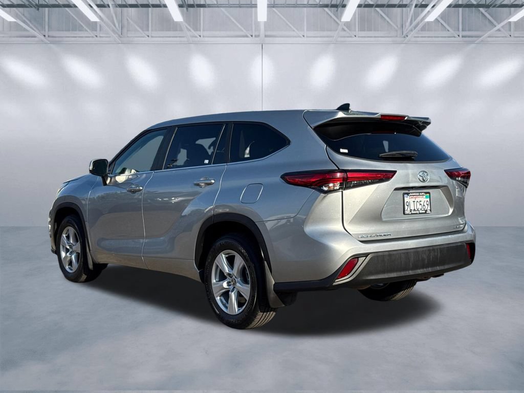 Used 2023 Toyota Highlander LE AWD/4WD image 4