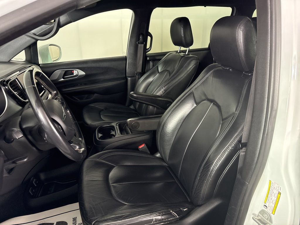 Used 2021 Chrysler Pacifica Touring w/ S Appearance Package FWD image 14