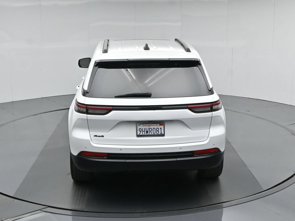 Used 2023 Jeep Grand Cherokee Laredo AWD/4WD image 45