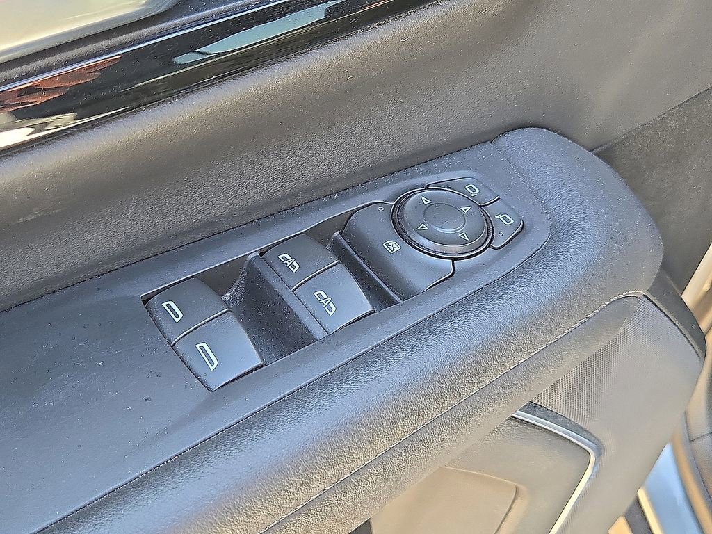 Used 2025 Chevrolet Suburban Z71 image 23