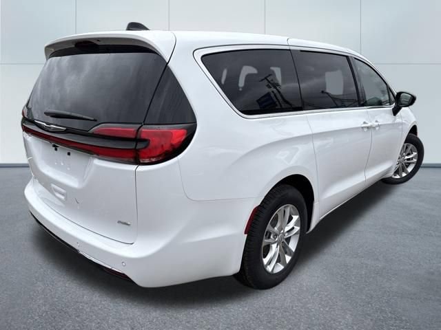 New 2026 Chrysler Pacifica Select image 4