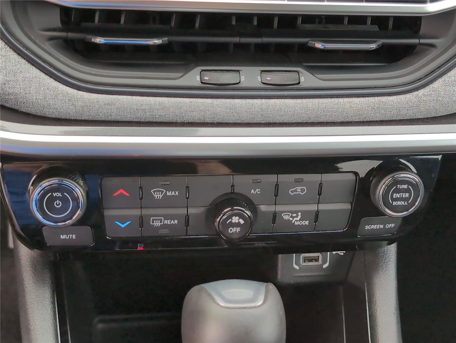 Used 2024 Jeep Compass Latitude AWD/4WD image 17