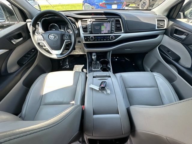 Used 2019 Toyota Highlander XLE AWD/4WD image 32