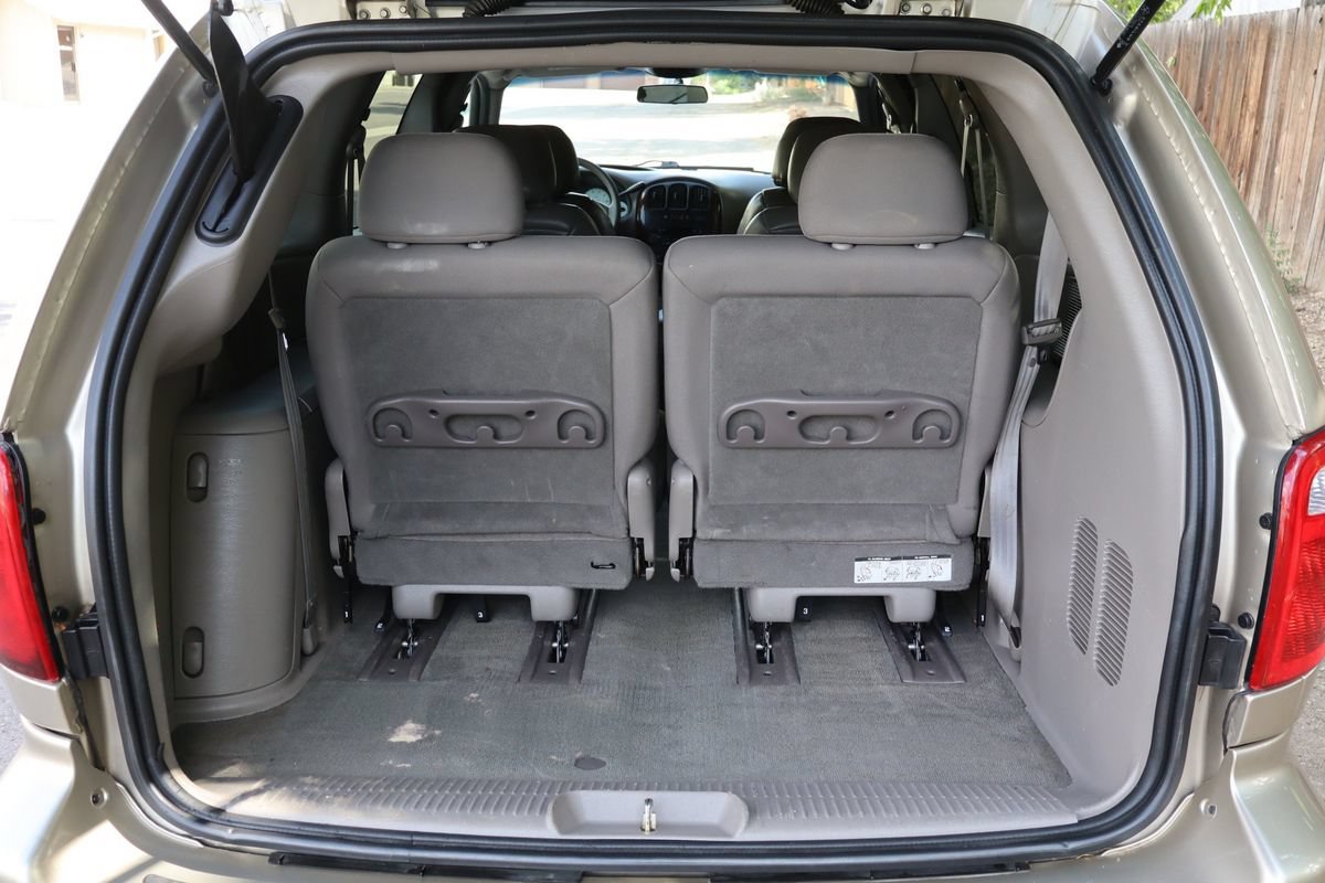 Used 2002 Chrysler Town & Country EX FWD image 14