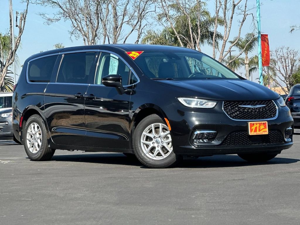 Used 2023 Chrysler Pacifica Touring-L FWD image 1