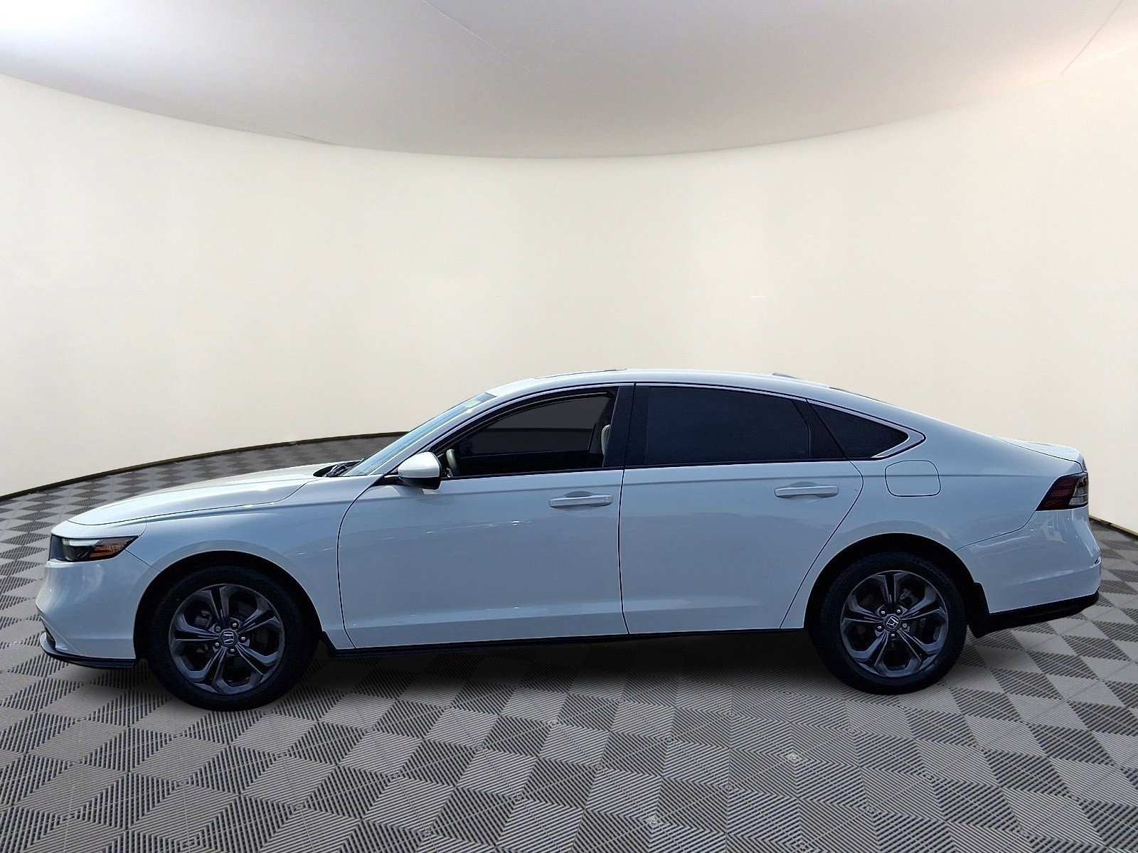 Used 2023 Honda Accord EX image 4