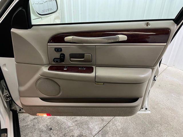 Used 2005 Lincoln Town Car Signature Limited image 24