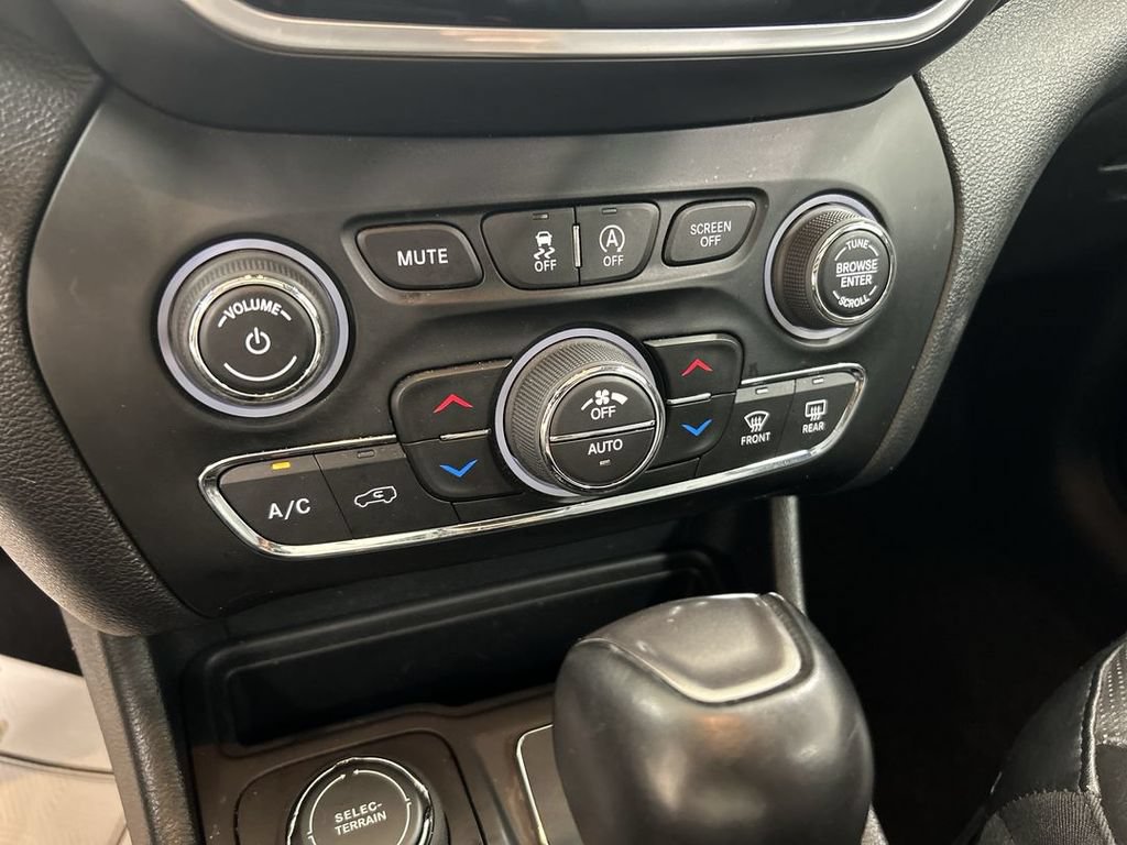 Used 2022 Jeep Cherokee Limited w/ Elite Package AWD/4WD image 17