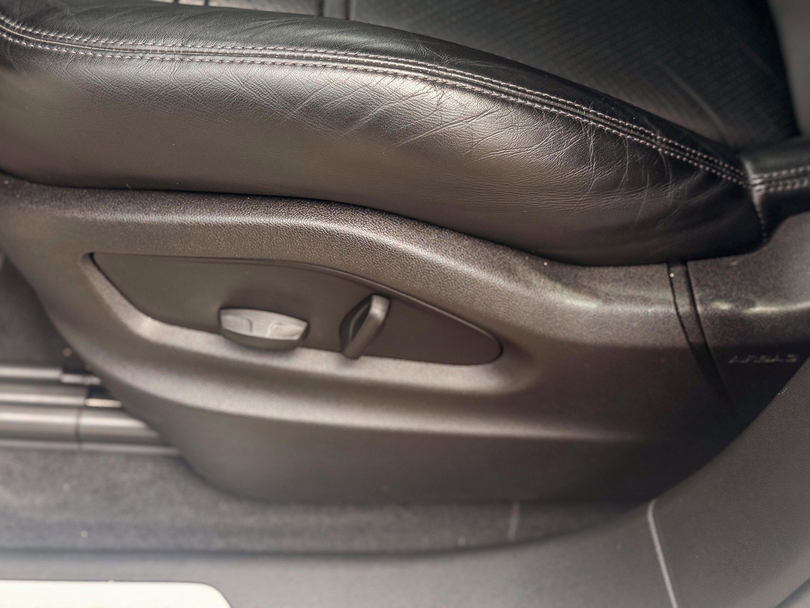 Used 2023 Porsche Cayenne Platinum Edition image 21