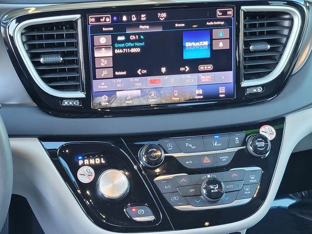 Used 2023 Chrysler Pacifica Touring-L image 17