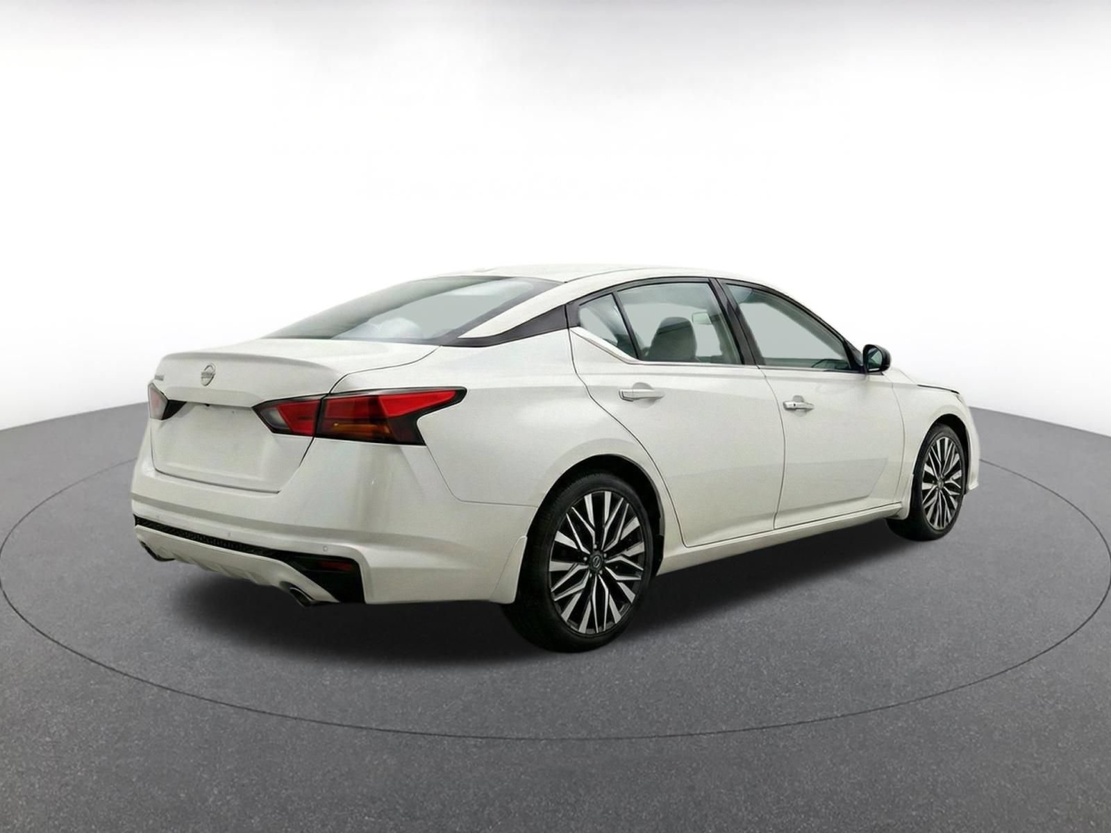 Used 2025 Nissan Altima 2.5 SV FWD image 8