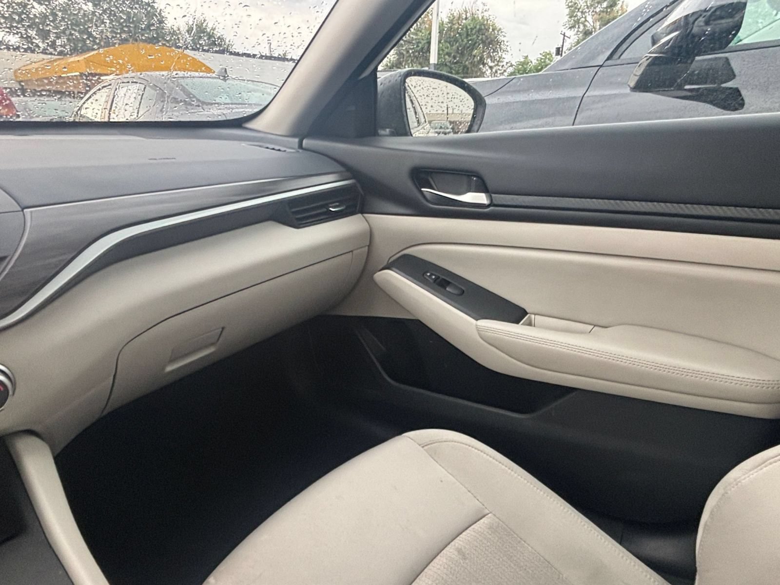Used 2025 Nissan Altima 2.5 SV FWD image 33