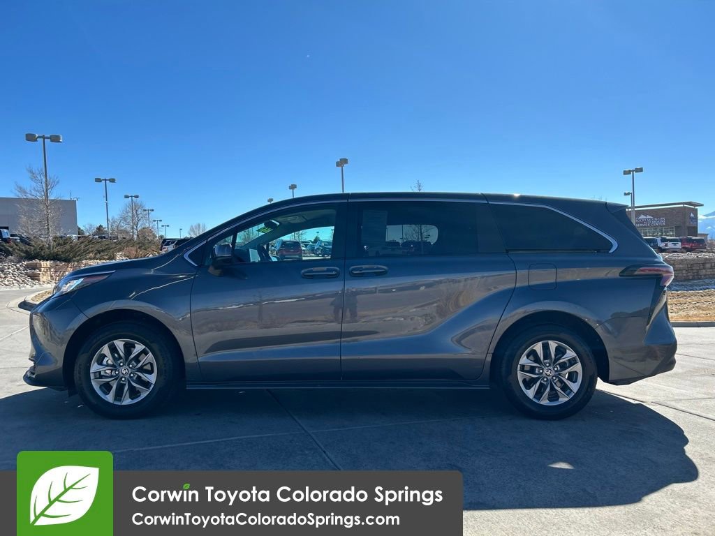 Used 2025 Toyota Sienna LE image 4