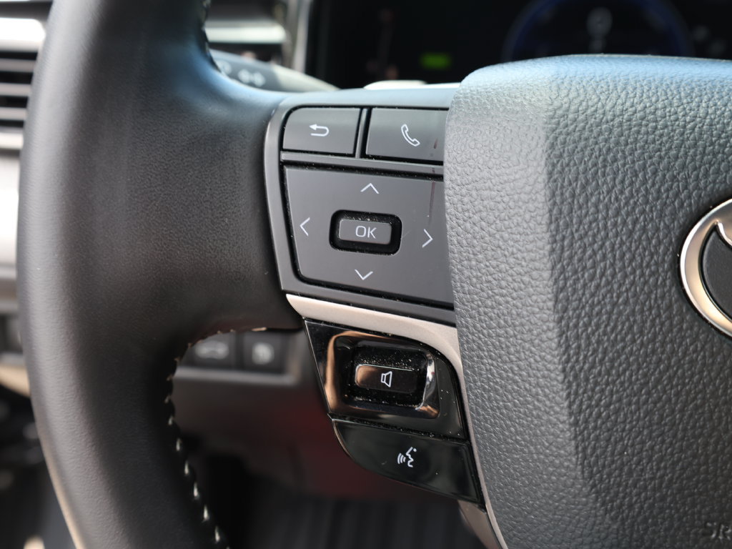 Used 2025 Toyota Camry SE w/ Convenience Package FWD image 32