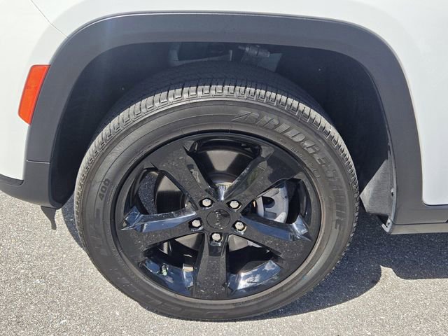 Used 2024 Jeep Grand Cherokee L Altitude AWD/4WD image 12