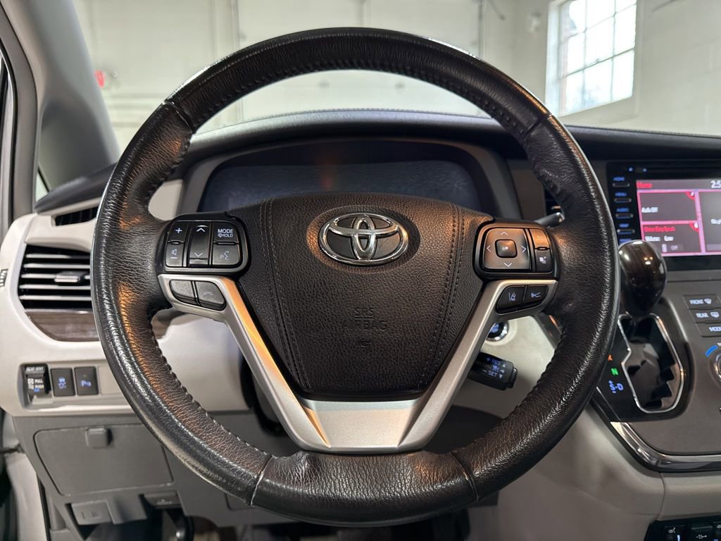 Used 2018 Toyota Sienna XLE Premium w/ Carpet Mat Package image 12