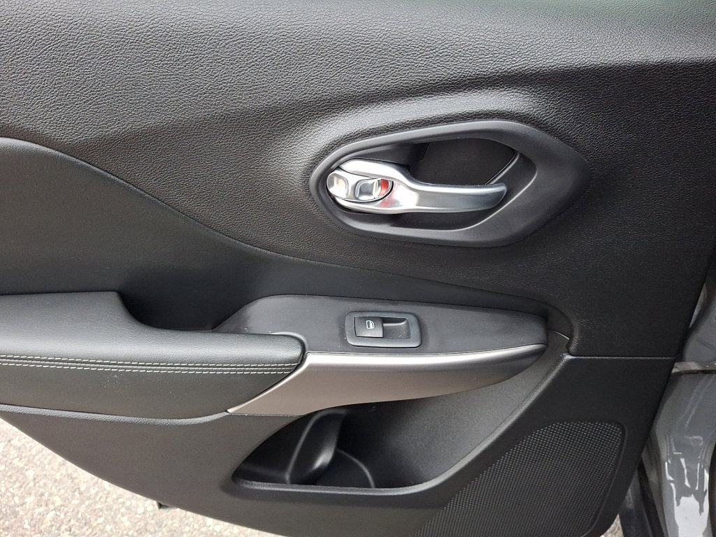 Used 2020 Jeep Cherokee Latitude Lux w/ Quick Order Package 2YH Lux image 19