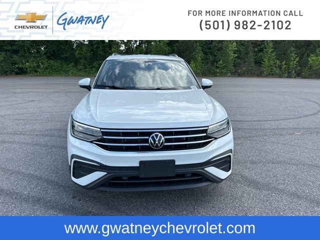 Used 2023 Volkswagen Tiguan SE w/ Panoramic Sunroof Package image 2