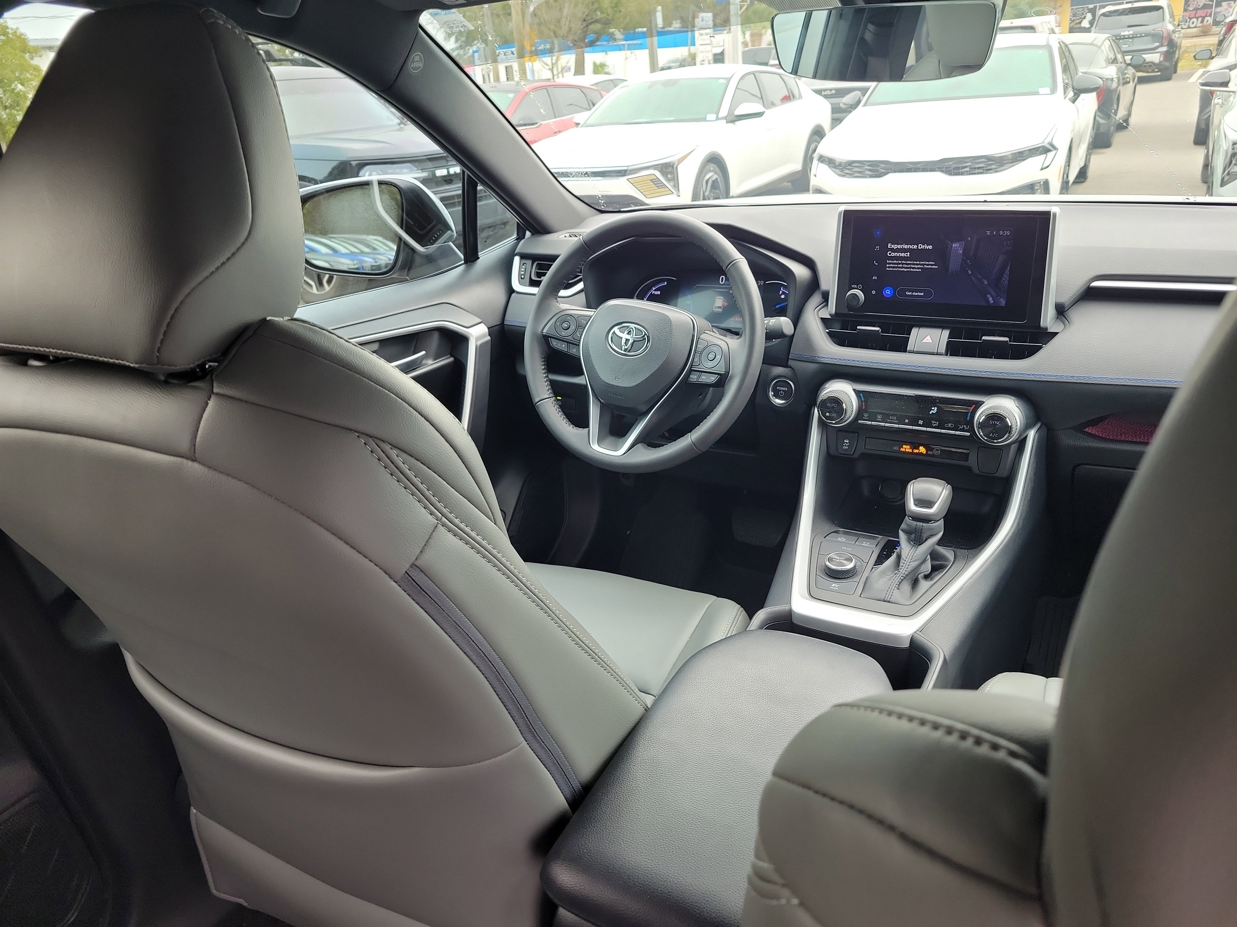 Used 2023 Toyota RAV4 SE image 13