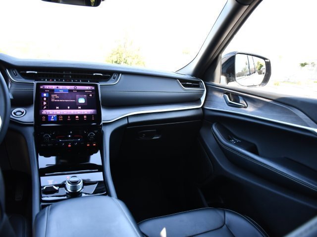 Used 2025 Jeep Grand Cherokee Limited w/ Black Appearance Package image 20