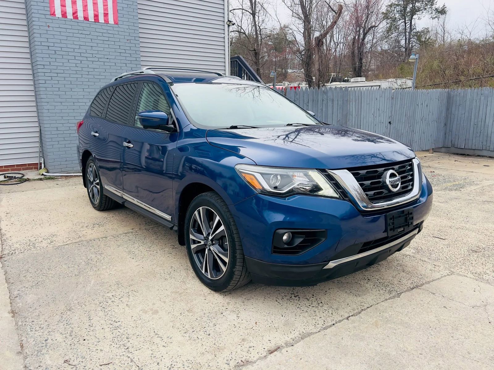 Used 2017 Nissan Pathfinder Platinum w/ Family Entertainment Package image 3