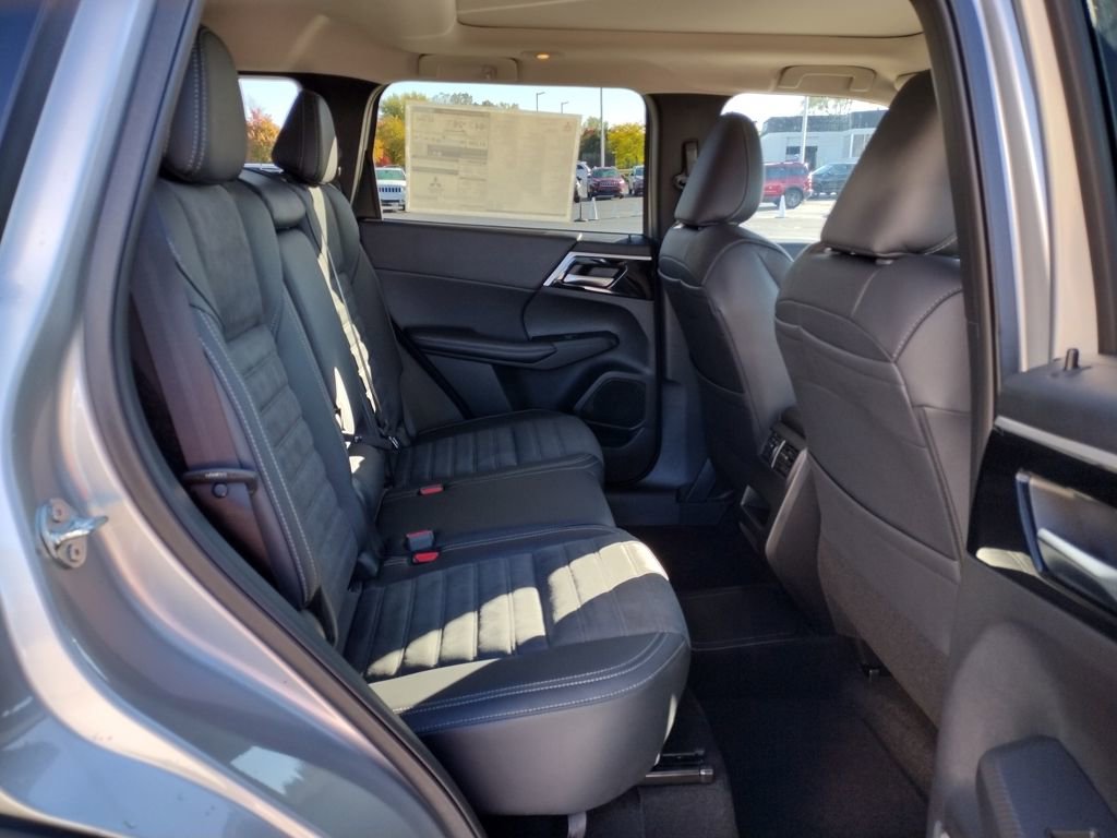 New 2025 Mitsubishi Outlander SE image 10
