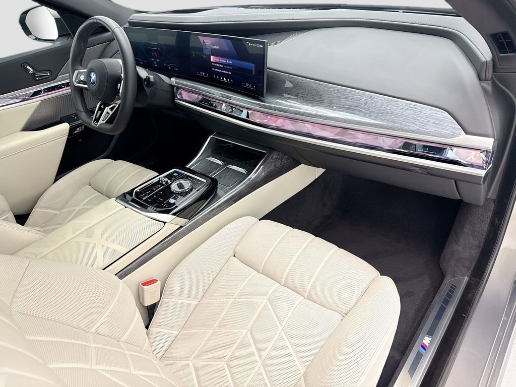 Certified 2025 BMW i7 eDrive50 w/ M Sport Package RWD image 16
