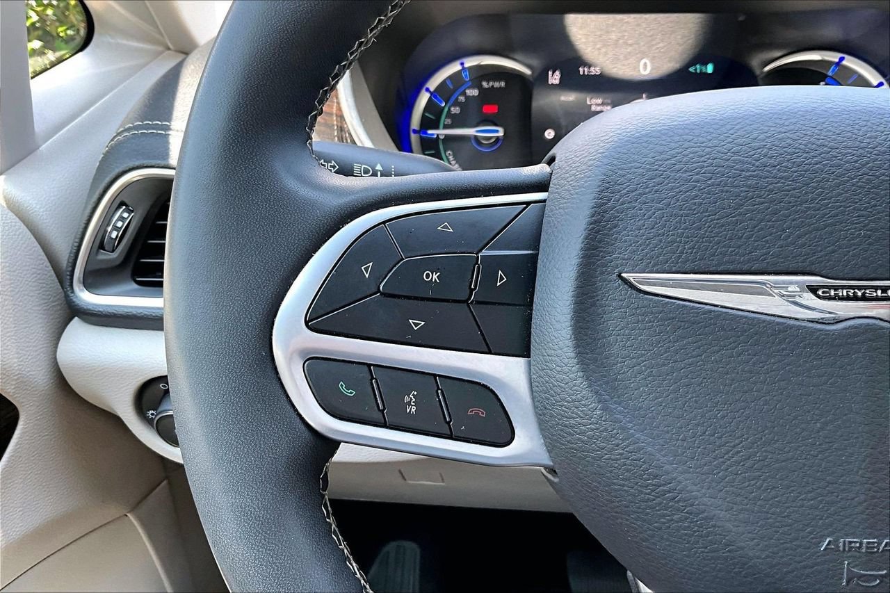 Used 2023 Chrysler Pacifica Limited FWD image 30