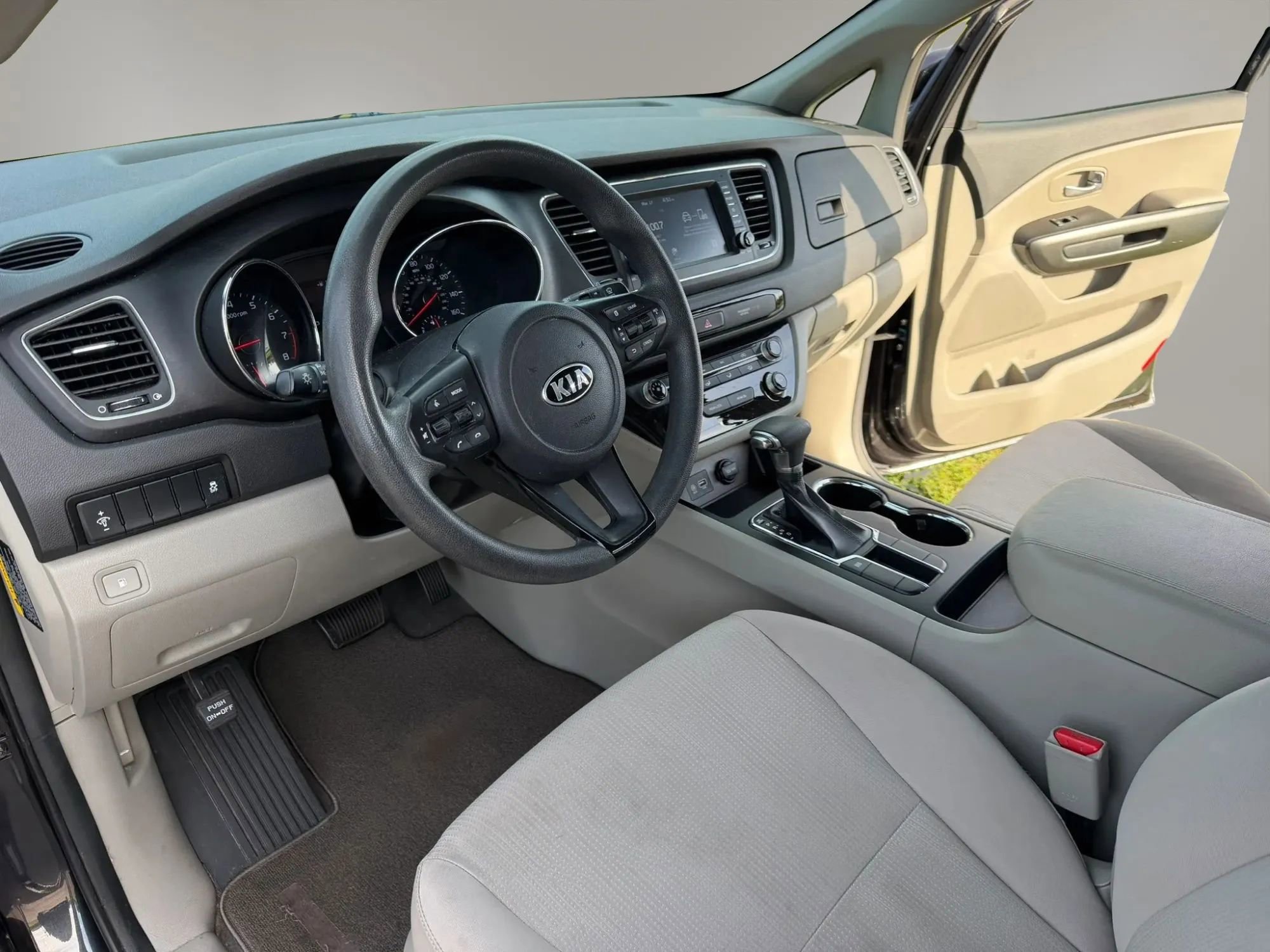 Used 2019 Kia Sedona LX image 11