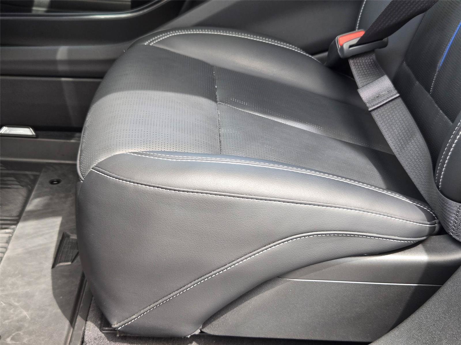 Used 2025 Cadillac Lyriq Luxury w/ LPO, Floor Liner Package AWD/4WD image 28