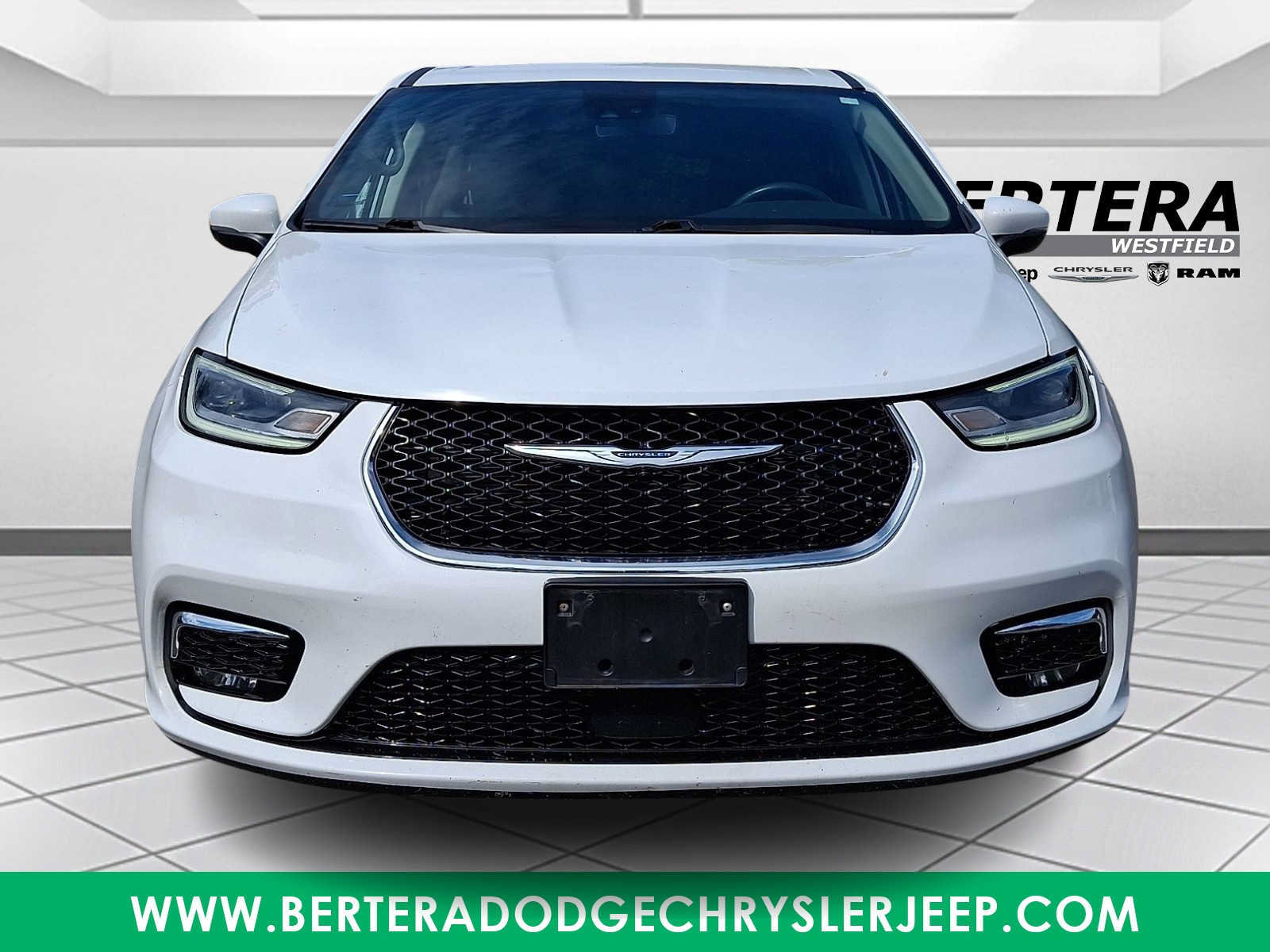 Certified 2023 Chrysler Pacifica Touring-L FWD image 2