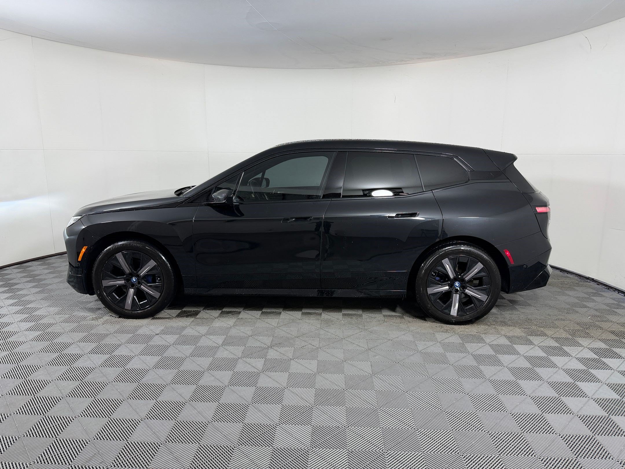 Used 2024 BMW iX xDrive50 w/ Premium Package AWD/4WD image 2