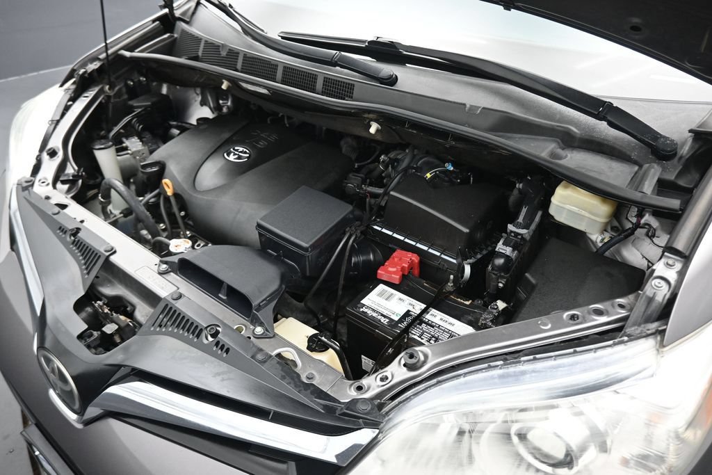 Used 2018 Toyota Sienna LE w/ Carpet Mat Package FWD image 58