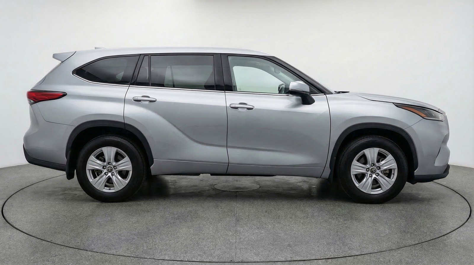 Used 2025 Toyota Highlander LE image 5