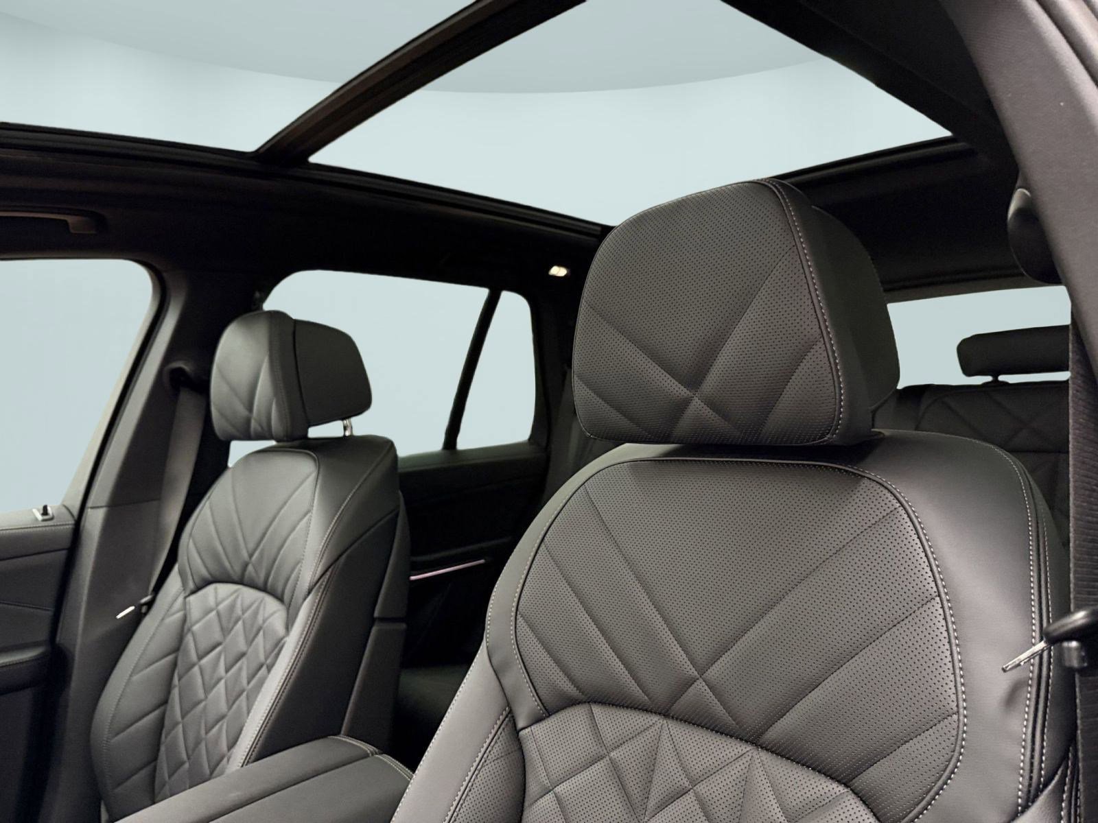 Used 2025 BMW X5 xDrive50e w/ Premium Package image 14