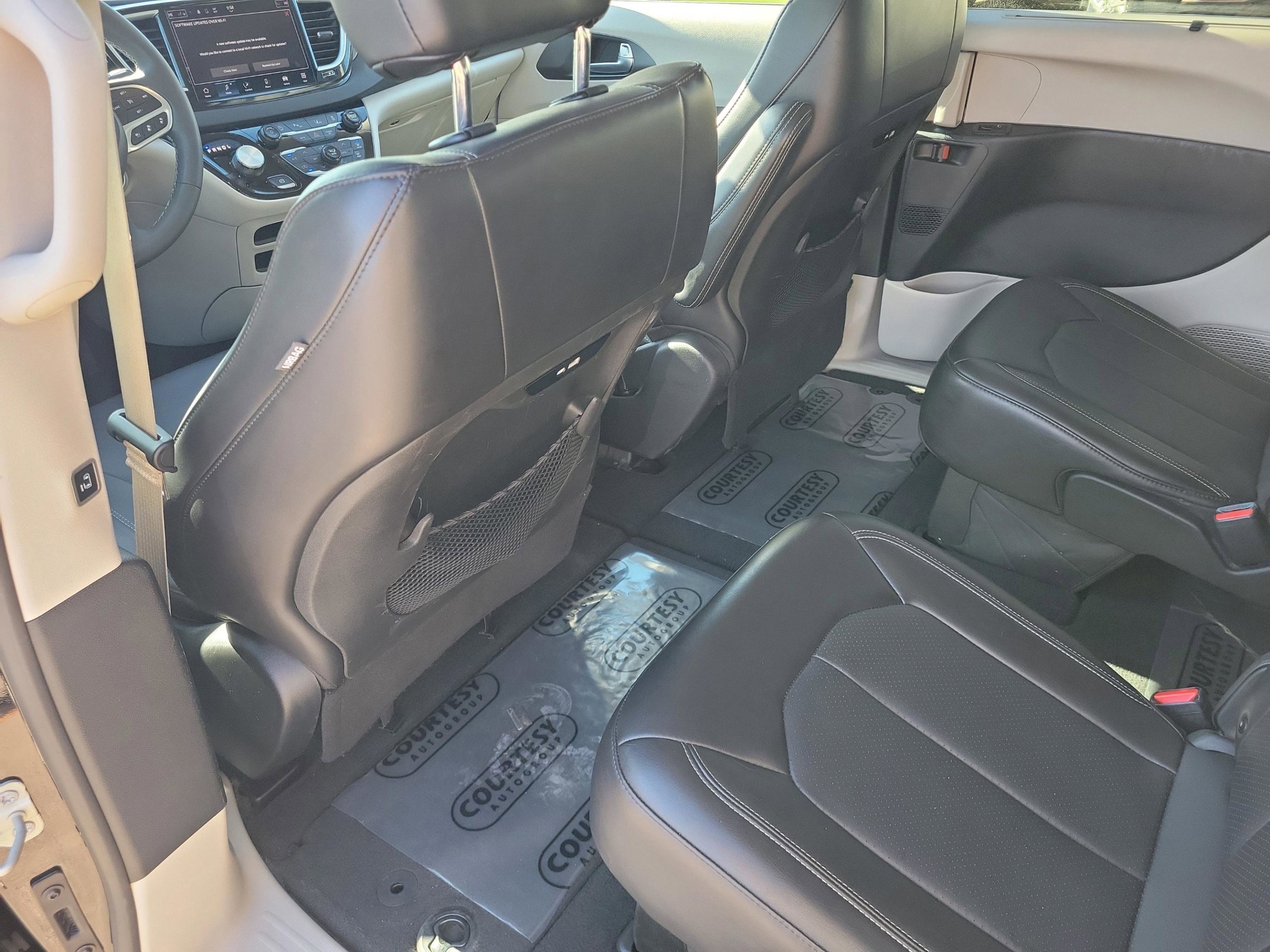 Used 2024 Chrysler Pacifica Touring-L image 13