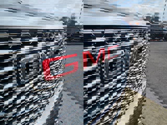 Used 2022 GMC Yukon XL Denali w/ Denali Premium Package image 11