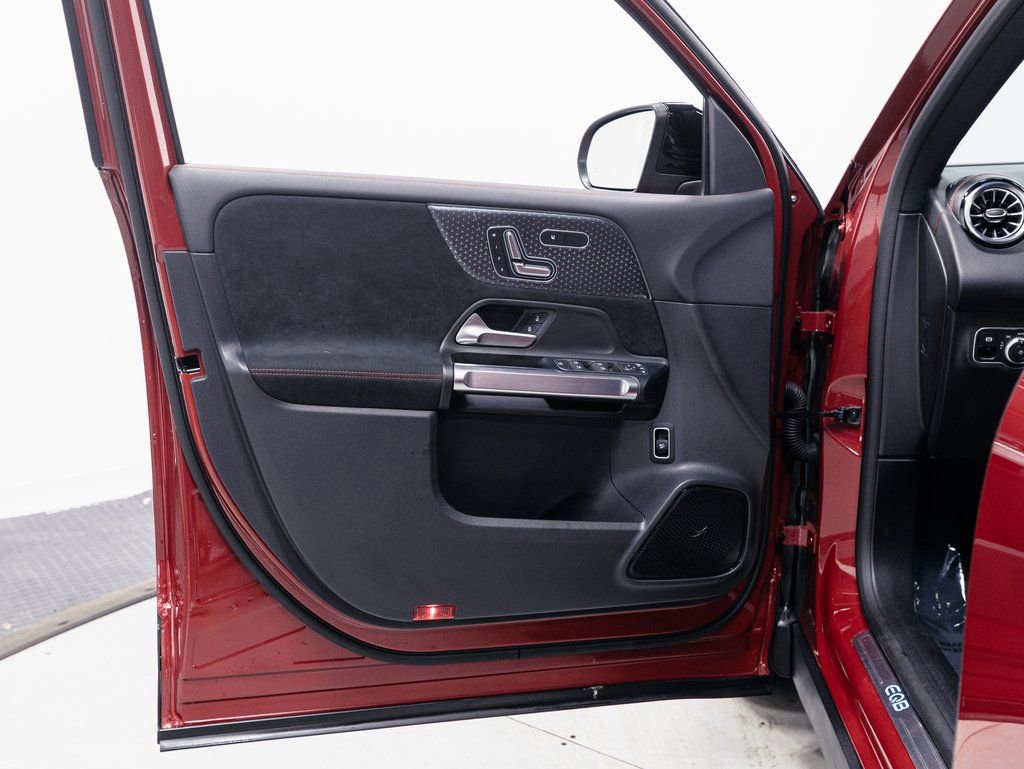 Used 2024 Mercedes-Benz EQB 300 4MATIC image 5