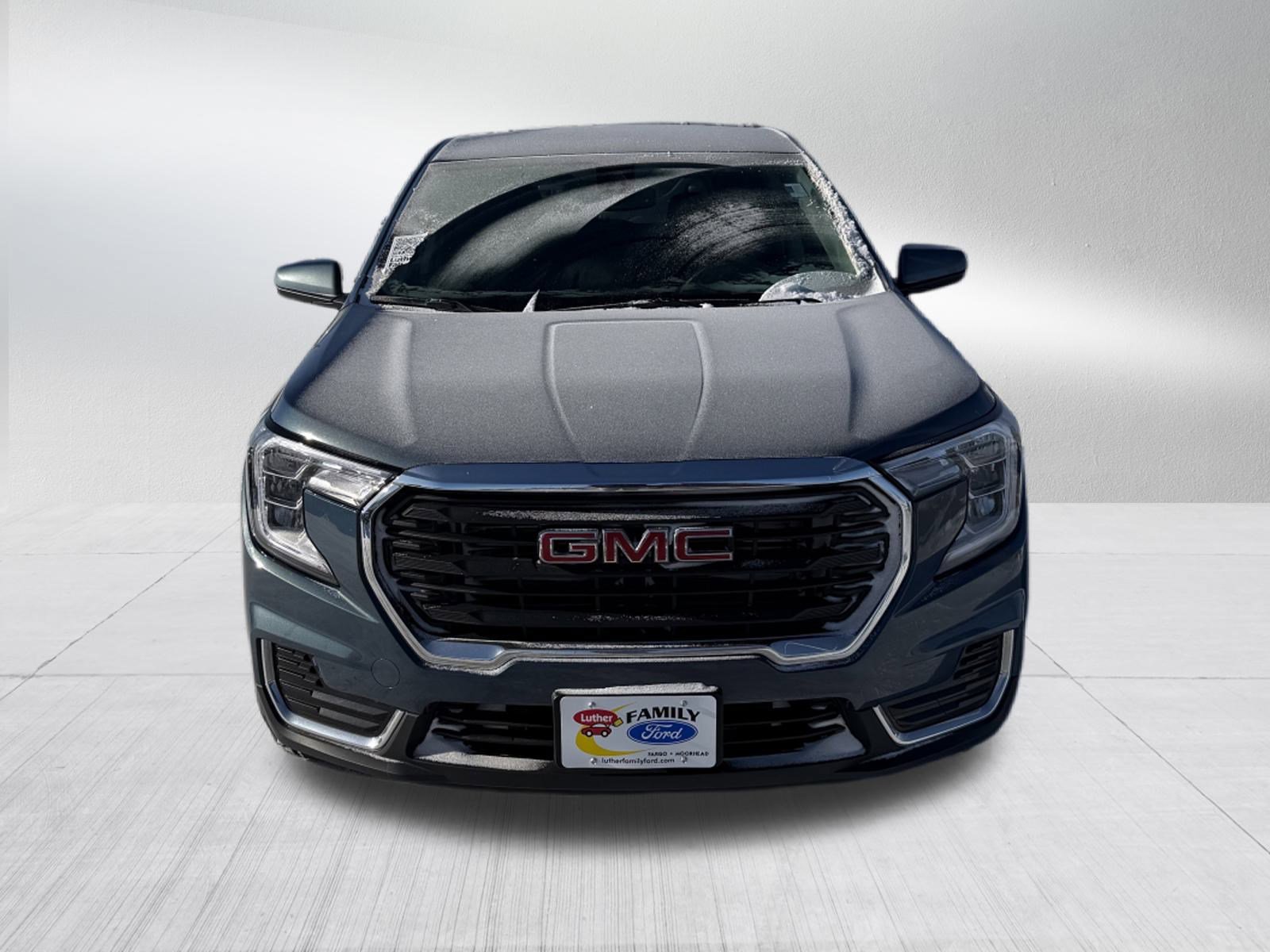 Used 2024 GMC Terrain SLE image 2