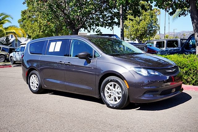 Used 2022 Chrysler Voyager LX FWD image 6