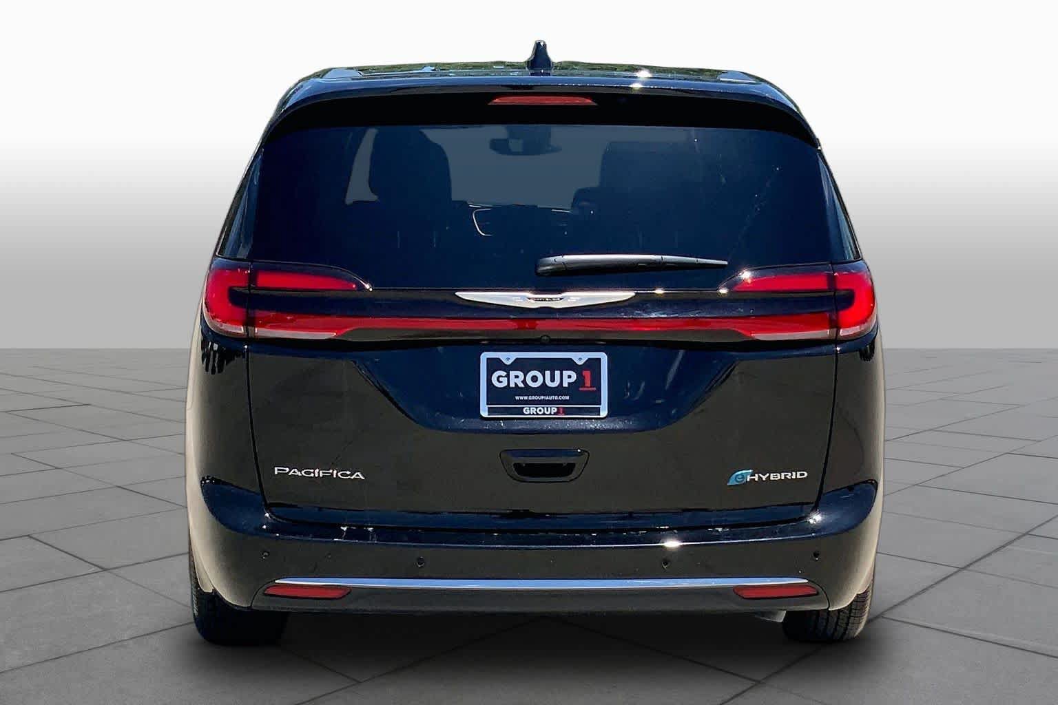 Used 2025 Chrysler Pacifica Select FWD image 5