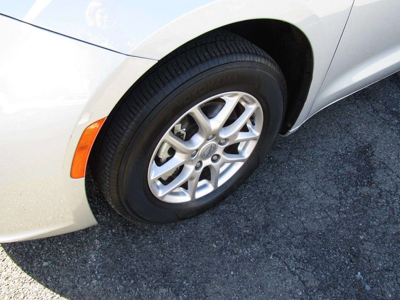 Used 2024 Chrysler Pacifica Touring-L image 32