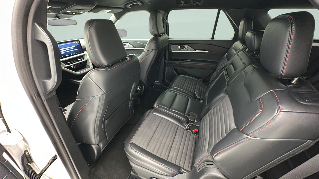 Used 2025 Ford Explorer ST-Line w/ ST-Line Street Pack AWD/4WD image 9