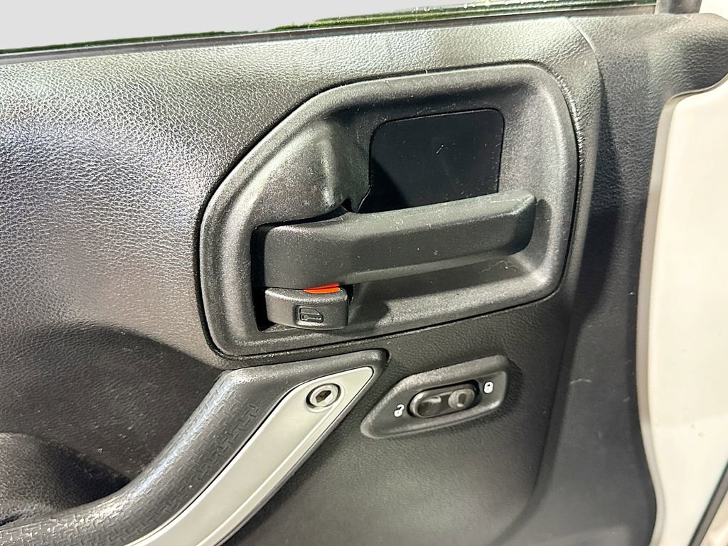 Used 2015 Jeep Wrangler Unlimited Sahara w/ Connectivity Group image 20