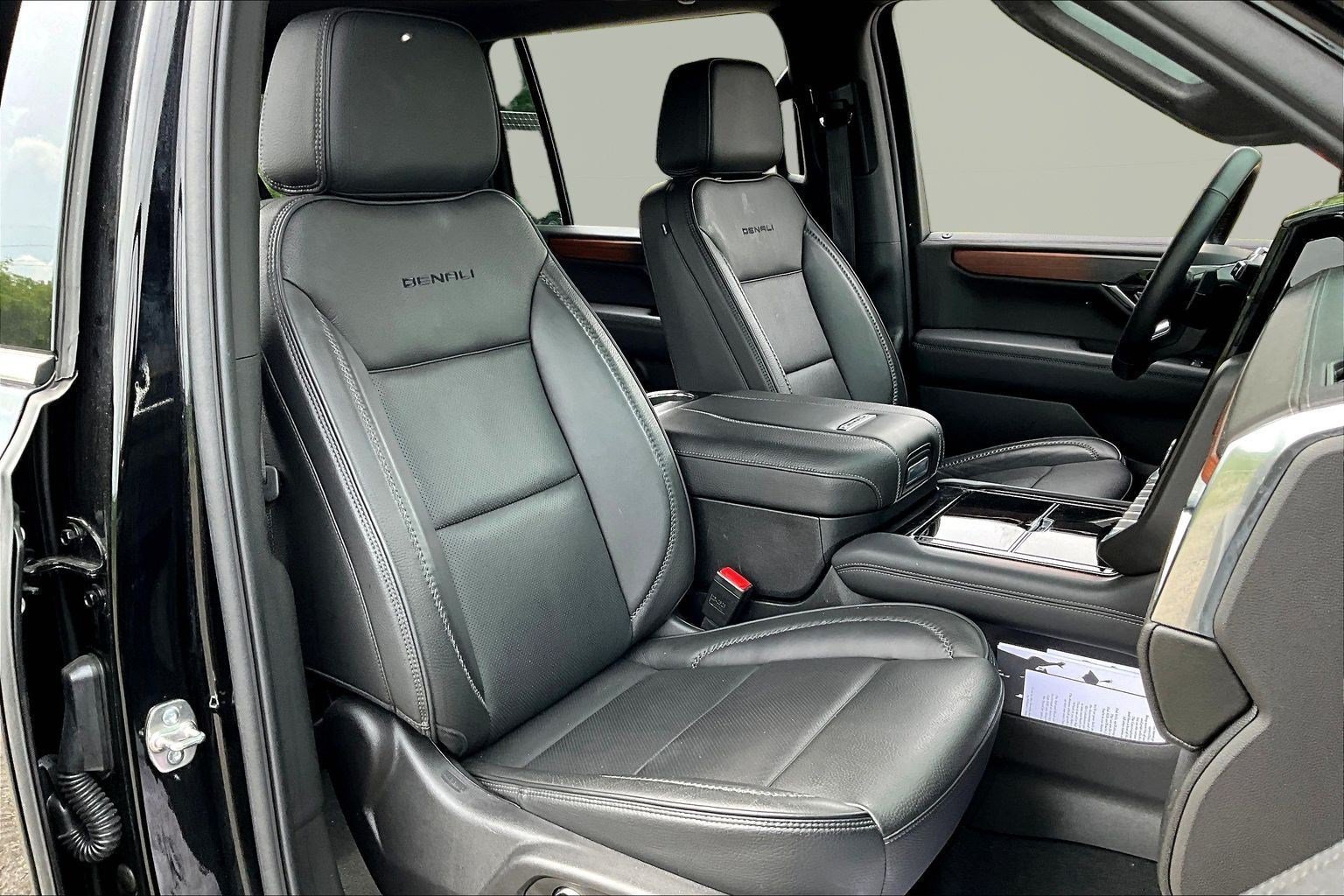 Used 2025 GMC Yukon XL Denali AWD/4WD image 28