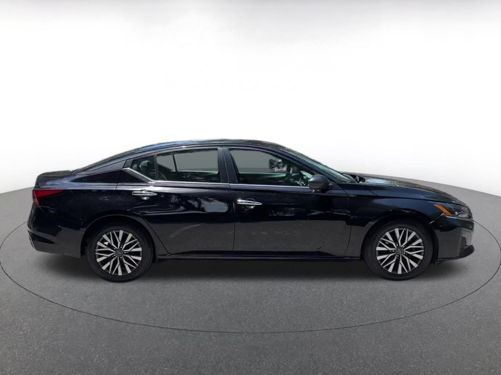 Used 2025 Nissan Altima 2.5 SV FWD image 16
